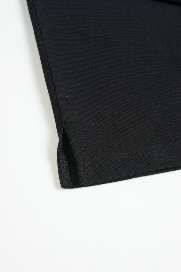 부드러운 면 소재로 제작되어 편안한 착용감을 선사하는 그라데이션 롱슬리브 티셔츠입니다. 베이직한 디자인에 블랙 컬러가 시크한 매력을 더하며, 루즈핏 크롭 기장으로 트렌디한 스타일을 연출합니다. 얇은 두께감과 긴 소매 기장으로 봄, 가을 시즌에 활용하기 좋으며, 산책룩이나 집콕룩 등 다양한 TPO에 매치할 수 있습니다. 라운드넥 디자인으로 어떤 스타일에도 잘 어울리며, 캐주얼하고 미니멀한 무드를 선호하는 분들께 추천합니다. 무지 패턴으로 심플함을 강조하여 데일리 아이템으로 활용하기 좋습니다.
