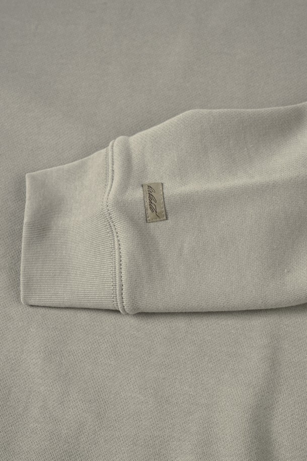 베이직하고 캐주얼한 스타일의 시그니처 크루넥 맨투맨입니다. 부드러운 면 소재로 제작되어 편안한 촉감을 선사하며, 레귤러핏으로 제작되어 편안한 착용감을 제공합니다. 라운드넥 디자인과 긴 소매 기장으로 어떤 스타일에도 잘 어울리며, 일상에서 데일리웨어로 활용하기 좋습니다. 베이지와 카키 두 가지 색상으로 출시되어 취향에 맞게 선택할 수 있습니다. 봄, 가을 시즌에 활용하기 좋은 두께감의 무지 맨투맨입니다.
