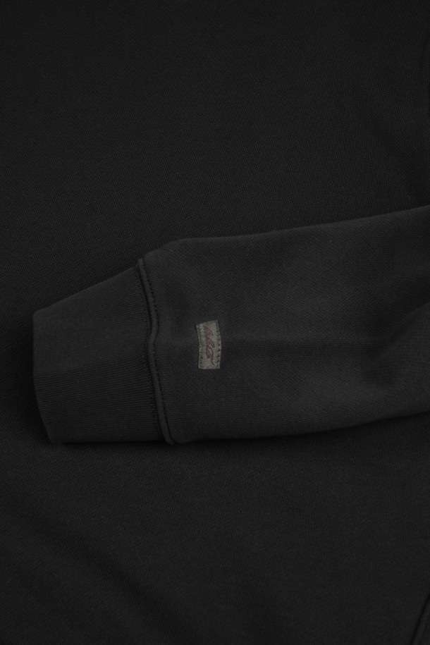 시그니처 크루넥 맨투맨은 남녀 공용으로 착용 가능한 베이직하고 캐주얼한 스타일의 상의입니다. 부드러운 촉감의 면 소재로 제작되어 봄, 가을, 겨울 세 계절 모두 활용 가능하며, 두꺼운 두께감으로 포근함을 더했습니다. 레귤러핏에 라운드넥 디자인, 무지 패턴의 블랙 컬러로 어떤 옷에도 쉽게 매치할 수 있습니다. 긴 소매 기장의 레귤러 기장 맨투맨으로, 미니멀하고 클래식한 스타일을 연출하기 좋습니다.
