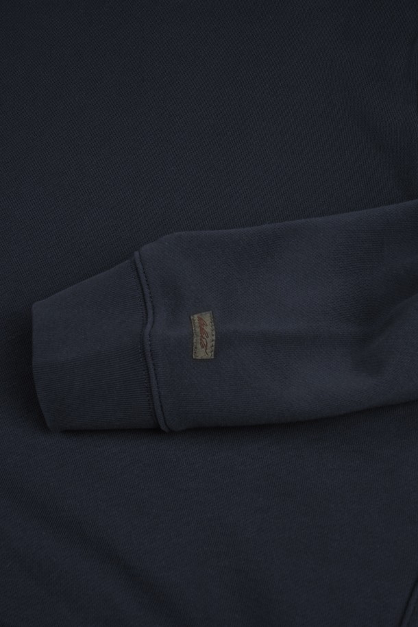 네이비 컬러의 시그니처 크루넥 맨투맨입니다. 부드러운 면 소재로 제작되어 편안한 착용감을 선사하며, 두꺼운 두께감으로 봄, 가을, 겨울 모두 활용 가능합니다. 레귤러핏에 라운드넥 디자인으로, 베이직하고 캐주얼한 스타일을 연출하기 좋습니다. 출근룩이나 캠핑룩 등 다양한 TPO에 활용할 수 있으며, 미니멀, 캐주얼, 클래식 스타일을 즐겨 입는 분들께 추천합니다. 긴 소매 기장의 무지 디자인으로, 어떤 하의와도 쉽게 매치할 수 있습니다.
