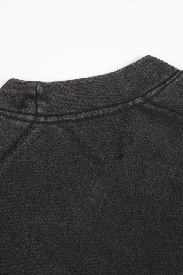 가먼트워싱 브이넥 스웨트 가디건은 캐주얼, 미니멀 스타일을 즐기는 분들을 위한 데일리 아이템입니다. 부드러운 면 소재로 제작되어 편안한 착용감을 선사하며, 봄, 가을 간절기에 활용하기 좋습니다. 레귤러핏 디자인과 무지 패턴으로 어떤 옷에도 쉽게 매치할 수 있으며, 출근룩, 데이트룩 등 다양한 TPO에 적합합니다. 가먼트워싱 기법으로 자연스러운 멋을 더한 긴소매 가디건입니다.
