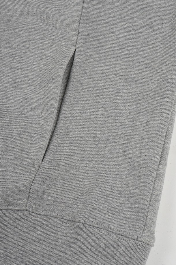 부드러운 면 소재로 제작되어 편안한 착용감을 선사하는 브이넥 스웨트 가디건입니다. 베이직하고 캐주얼한 스타일로, 일상생활은 물론 출근룩과 모임룩에도 활용하기 좋습니다. 크롭 기장과 레귤러핏으로 트렌디한 실루엣을 연출하며, 두꺼운 두께감으로 간절기에 따뜻하게 입을 수 있습니다. 무지 디자인에 긴 소매, 포켓 디테일, 버튼 여밈 방식으로 실용성을 더했습니다. 그레이 컬러로 다양한 스타일과 쉽게 매치할 수 있는 활용도 높은 아이템입니다.
