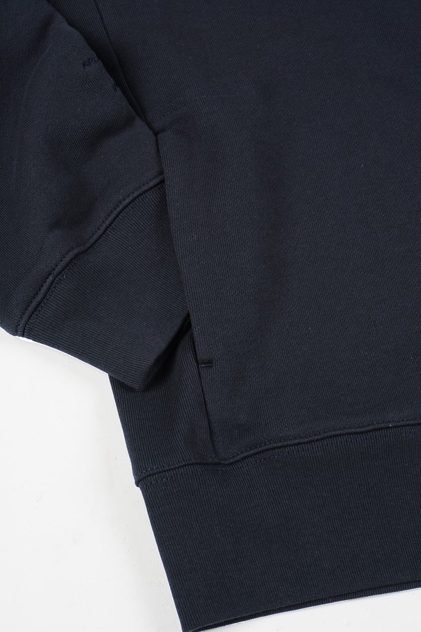 부드러운 면 소재로 제작되어 편안한 착용감을 선사하는 네이비 컬러의 브이넥 스웨트 가디건입니다. 베이직하고 캐주얼한 스타일로, 봄, 가을 간절기에 활용하기 좋습니다. 레귤러 핏에 긴 소매 기장으로, 출근룩이나 데이트룩 어디든 잘 어울립니다. 버튼 여밈 방식과 포켓 디테일이 실용성을 더하며, 미니멀, 클래식 스타일을 선호하는 분들께 추천합니다. 
