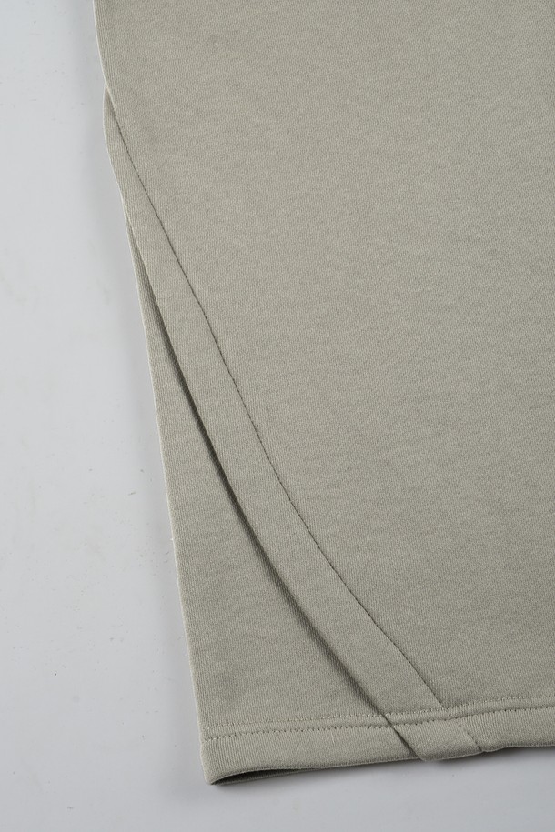 C.L핏 원턱 스웨트 팬츠는 편안한 착용감과 스타일리시함을 동시에 잡은 공용 스웨트 팬츠입니다. 부드러운 면 소재로 제작되어 쾌적한 착용감을 선사하며, 레귤러핏으로 누구나 부담 없이 즐길 수 있습니다. 카키, 올리브 두 가지의 베이직한 컬러로 출시되어 다양한 상의와 매치하기 용이합니다. 봄, 가을 시즌에 산책룩, 집콕룩 등 캐주얼하고 미니멀한 스타일을 연출하기 좋습니다. 허리 밴딩과 원턱 디테일로 편안함과 활동성을 더했습니다.
