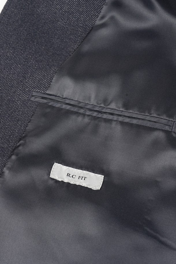 네이비 컬러의 데님 이펙트 스탠드 카라 블루종 재킷입니다. 남성용으로, 봄, 가을에 착용하기 적합합니다. 미니멀하고 베이직한 스타일을 추구하는 분들께 추천하며, 출근룩이나 데이트룩에 활용하기 좋습니다. 레귤러핏으로 제작되었으며, 뻣뻣한 촉감의 두꺼운 데님 소재를 사용하여 견고한 느낌을 줍니다. 집업 여밈 방식에 플랩 포켓 디테일이 있으며, 크롭 기장과 긴 소매가 특징입니다.
