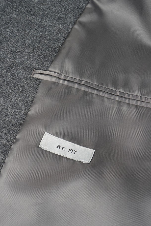 울 블렌드 블루종 재킷은 가을, 겨울철에 착용하기 좋은 남녀 공용 아우터입니다. 두꺼운 울 소재로 제작되어 보온성이 뛰어나며, 캐주얼하고 베이직한 스타일을 연출하기 좋습니다. 무지 패턴의 그레이 컬러는 어떤 옷에도 잘 어울리며, 레귤러핏 디자인으로 편안한 착용감을 제공합니다. 버튼 여밈 방식과 긴소매, 포켓 디테일이 돋보이는 크롭 기장의 블루종으로, 캐주얼, 클래식, 미니멀 스타일을 모두 소화할 수 있습니다.
