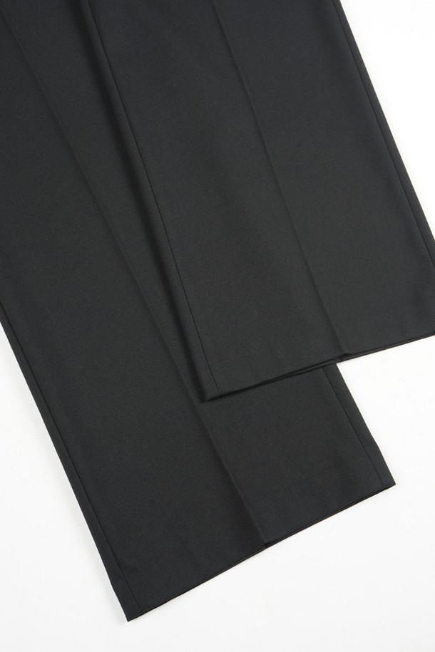 **웜 스판 S.L핏 히든 밴딩 슬랙스**는 남성용 슬랙스로, 미니멀하고 시크한 스타일을 연출합니다. 얇고 부드러운 웜스판 소재로 제작되어 봄, 가을에 편안하게 착용 가능하며, 슬림핏 디자인으로 깔끔한 실루엣을 선사합니다. 히든 밴딩 처리로 허리 부분의 편안함을 더했으며, 무지 패턴으로 어떤 상의와도 매치하기 용이합니다. 오피스룩, 비즈니스 캐주얼, 데이트룩 등 다양한 TPO에 활용할 수 있는 실용적인 아이템입니다.
