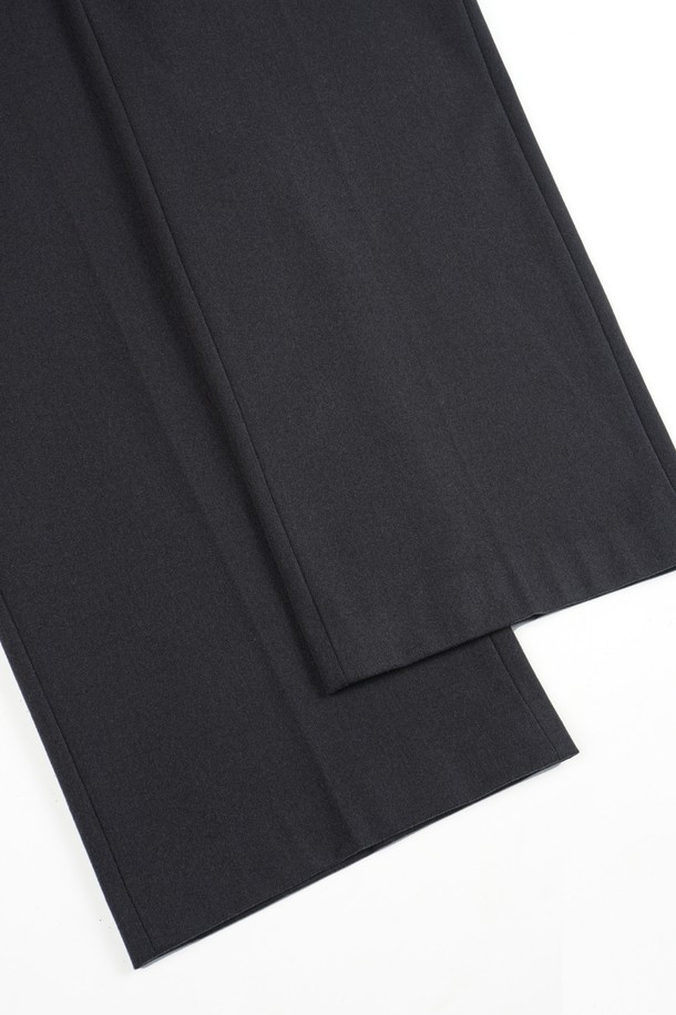 부드러운 촉감의 웜 스판 소재로 제작된 남성용 S.L핏 히든 밴딩 슬랙스입니다. 베이직하고 미니멀한 스타일로, 일상 및 캐주얼 룩에 활용하기 좋습니다. 블랙과 차콜 두 가지 색상으로 출시되어 다양한 상의와 매치하기 용이합니다. 봄, 가을, 겨울 세 계절 모두 착용 가능하며, 출근룩, 오피스룩, 비즈니스 캐주얼 등 TPO에 맞춰 클래식, 미니멀, 시크한 스타일을 연출할 수 있습니다. 슬림핏 디자인에 히든 밴딩 처리로 편안함과 세련된 핏을 동시에 잡았습니다.
