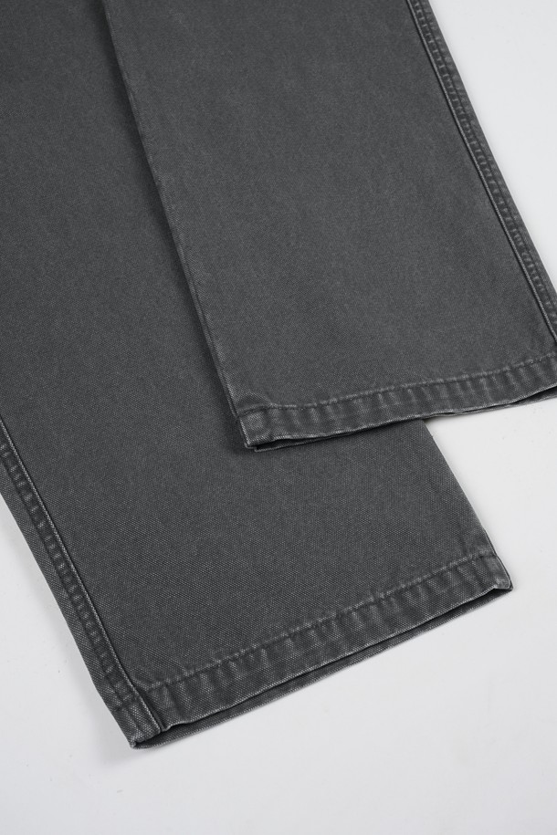 가먼트워싱 C.L핏 카고 치노 팬츠는 남성용 바지로, 캐주얼과 밀리터리 스타일을 동시에 즐길 수 있습니다. 봄, 가을에 적합하며, 일상 및 출근룩, 캠핑룩 등 다양한 TPO에 활용 가능합니다. 레귤러핏으로 편안한 착용감을 제공하며, 무지 패턴의 그레이 컬러로 어떤 상의와도 잘 어울립니다. 면 소재에 가먼트워싱 기법을 더해 부드러운 촉감과 자연스러운 멋을 살렸으며, 카고 포켓 디테일이 실용성을 더합니다.
