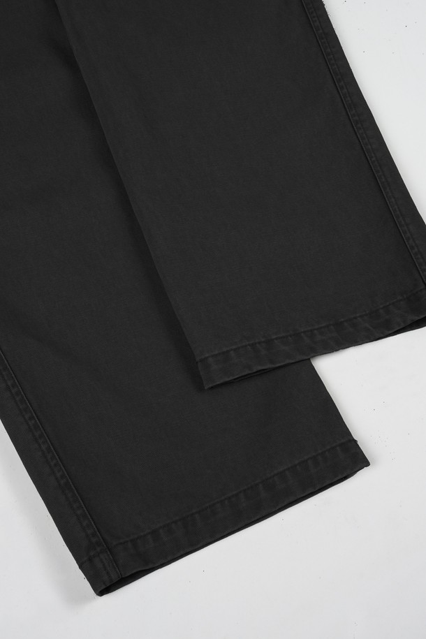 가먼트워싱 다트 트윌 C.L핏 치노 팬츠는 남성용 바지로, 캐주얼, 미니멀, 클래식 스타일을 아우르는 활용도 높은 아이템입니다. 봄, 가을에 적합하며, 일상 및 출근룩으로 모두 잘 어울립니다. 부드러운 면 소재에 가먼트워싱 기법을 더해 자연스러운 핏과 편안한 착용감을 선사합니다. 레귤러핏으로 제작되었으며, 다트 디테일이 더해져 세련된 디자인을 완성합니다. 블랙 컬러의 긴 기장 바지로, 어떤 상의와도 쉽게 매치하여 다양한 스타일을 연출할 수 있습니다.
