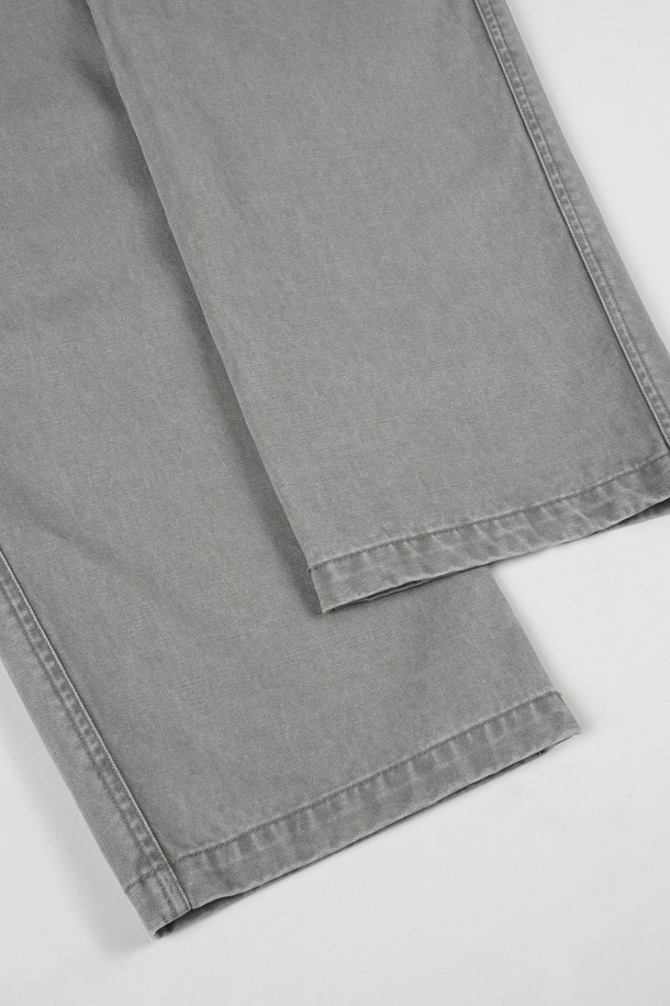 가먼트워싱 다트 트윌 C.L핏 치노 팬츠는 남성용 바지로, 캐주얼 및 베이직 스타일을 선호하는 분들께 적합합니다. 봄, 가을에 착용하기 좋으며, 일상생활과 출근룩, 비즈니스 캐주얼에 어울립니다. 레귤러핏으로 편안한 착용감을 제공하며, 다트 디테일이 특징입니다. 가먼트워싱 처리된 면 소재로 제작되어 부드러운 촉감을 느낄 수 있습니다. 차분한 그레이 컬러와 무지 디자인으로 다양한 상의와 손쉽게 매치할 수 있습니다.
