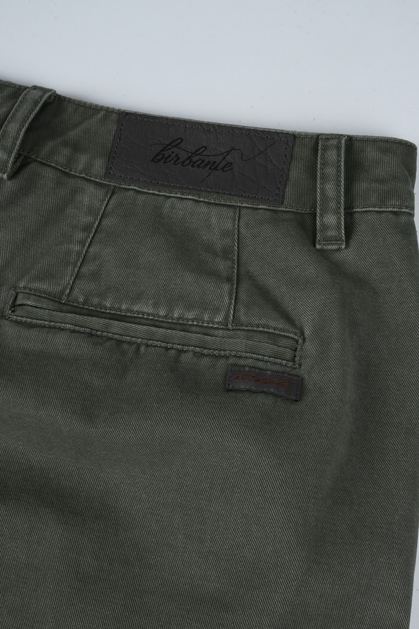 가먼트워싱 트윌 C.L핏 투턱 치노 팬츠는 남성을 위한 베이직하고 캐주얼한 스타일의 치노 팬츠입니다. 봄, 여름, 가을에 적합하며, 면 소재로 제작되어 부드러운 촉감을 선사합니다. 레귤러핏으로 편안하게 착용 가능하며, 가먼트워싱 기법과 투턱 디테일이 특징입니다. 카키와 올리브 두 가지 색상으로 출시되어 출근룩, 비즈니스 캐주얼, 캐주얼, 클래식, 미니멀 스타일을 모두 소화할 수 있습니다.
