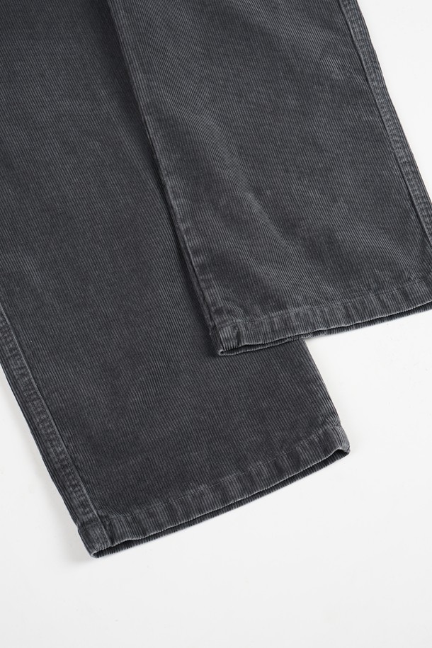 가먼트워싱 코듀로이 카펜터 C.L핏 치노 팬츠는 남성용 바지로, 캐주얼, 클래식, 미니멀 스타일을 소화하기에 좋습니다. 봄, 가을에 착용하기 적합하며, 두꺼운 코듀로이 소재로 제작되어 따뜻하고 편안한 착용감을 제공합니다. 레귤러핏으로 제작되었으며, 가먼트워싱 기법을 더해 자연스러운 멋을 더했습니다. 은은한 그레이 컬러와 카펜터 디자인이 돋보이는 이 치노 팬츠는 일상복으로 활용하기 좋습니다.
