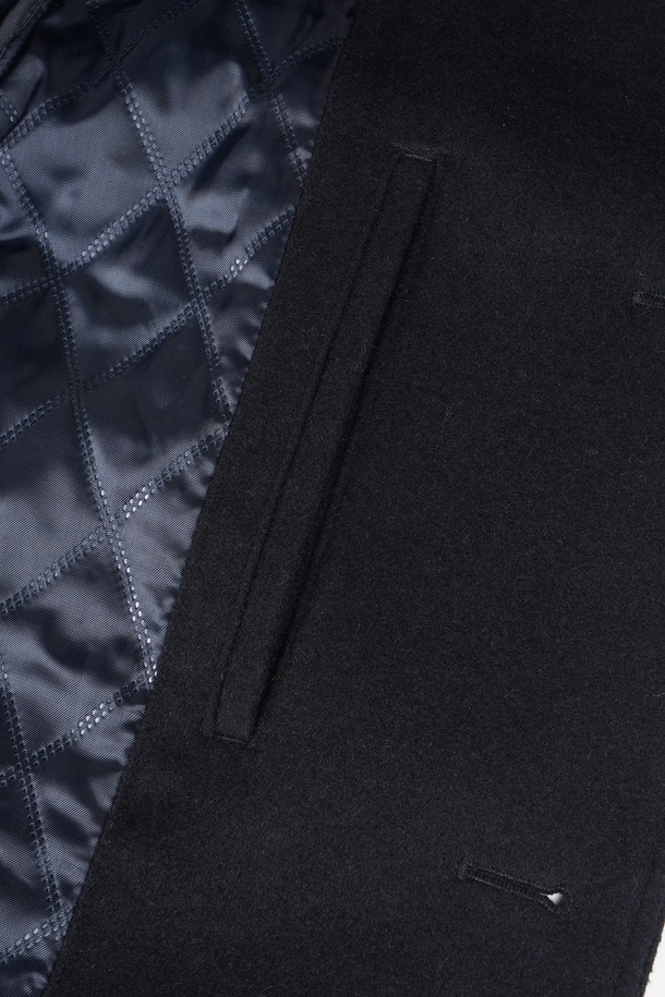 세련된 남성분들을 위한 울 블렌드 퀼팅 재킷입니다. 가을, 겨울 시즌에 어울리는 두꺼운 두께감과 긴 소매 기장으로 따뜻함을 선사합니다. 클래식, 미니멀, 시크한 스타일을 모두 아우르며, 출근룩, 비즈니스 캐주얼, 모임룩 등 TPO에 구애받지 않고 폭넓게 활용할 수 있습니다. 무지 패턴의 블랙 컬러로 어떤 옷에도 쉽게 매치할 수 있으며, 레귤러 핏과 싱글 버튼 여밈 방식으로 편안한 착용감을 제공합니다. 퀄팅 디테일과 포켓 디테일이 돋보이는 디자인으로, 울 소재 특유의 고급스러운 분위기를 연출합니다.
