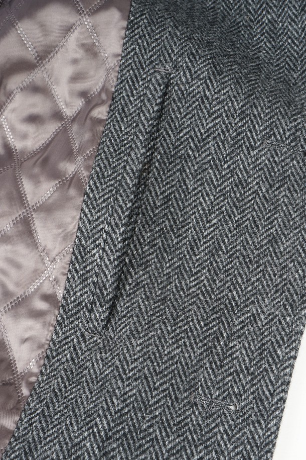 세련된 남성미를 더하는 울 블렌드 퀼팅 재킷입니다. 클래식하고 미니멀한 디자인으로, 가을과 겨울에 따뜻함과 스타일을 동시에 잡을 수 있습니다. 차분한 그레이 컬러와 싱글 버튼 여밈 방식이 세련된 분위기를 연출하며, 레귤러 핏 디자인으로 편안한 착용감을 선사합니다. 출근룩, 비즈니스 캐주얼, 모임룩 등 다양한 TPO에 활용 가능하며, 퀄팅 디테일이 고급스러움을 더합니다. 울 소재 특유의 부드러운 촉감과 보온성을 느껴보세요.
