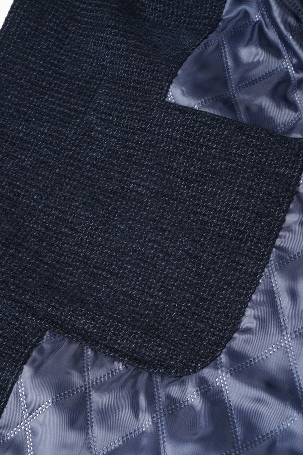 네이비 컬러의 울 블렌드 퀼팅 재킷입니다. 가을과 겨울에 착용하기 좋은 두꺼운 두께감으로, 부드러운 촉감이 특징입니다. 클래식하고 미니멀한 스타일을 추구하는 남성분들께 추천하며, 싱글 버튼 여밈과 레귤러핏 디자인으로 제작되었습니다. 퀼팅 디테일이 돋보이며, 출근룩, 비즈니스 캐주얼, 모임룩 등 다양한 TPO에 활용 가능합니다. 긴 소매 기장의 레귤러 기장 재킷으로, 울 소재 특유의 고급스러운 분위기를 연출합니다.
