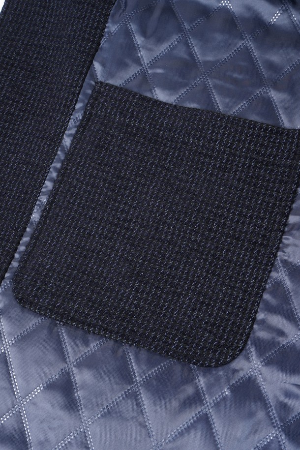 네이비 컬러의 울(Wool) 소재를 사용한 남성용 멀티 포켓 퀼팅 재킷입니다. 가을과 겨울에 착용하기 적합하며, 클래식하고 미니멀한 스타일을 연출합니다. 넉넉한 수납을 위한 멀티 포켓 디자인이 특징이며, 레귤러 핏으로 제작되었습니다. 버튼 여밈 방식과 긴 소매 기장으로, 출근룩이나 비즈니스 캐주얼에 활용하기 좋습니다. 두꺼운 두께감으로 따뜻함을 더했습니다.
