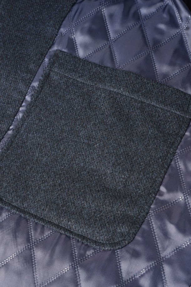 네이비 컬러의 울 멀티 포켓 퀼팅 재킷입니다. 가을, 겨울 시즌에 어울리는 두꺼운 두께감과 클래식, 베이직 스타일로 제작되었습니다. 싱글 버튼 여밈 방식과 레귤러핏으로 제작되어 편안한 착용감을 제공하며, 퀼팅 디자인이 돋보입니다. 넉넉한 수납을 위한 멀티 포켓 디테일이 특징이며, 출근룩, 비즈니스 캐주얼, 모임룩 등 다양한 TPO에 활용 가능합니다. 미니멀하고 시크한 스타일을 연출하기 좋습니다.
