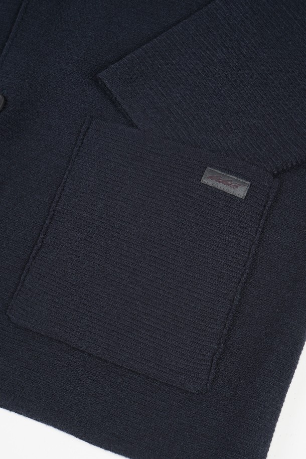 부드러운 촉감의 네이비 컬러 소프트 워셔블 재킷 가디건입니다. 봄, 가을에 어울리는 얇은 두께감의 레귤러핏 긴소매 가디건으로, 베이직하고 캐주얼한 스타일을 연출합니다. 폴리에스테르 소재로 제작되어 편안한 착용감을 제공하며, 브이넥 디자인과 버튼 여밈 방식으로 세련된 느낌을 더합니다. 워셔블 기능으로 관리가 용이하여 출근룩, 캐주얼, 미니멀, 클래식 등 다양한 스타일에 활용하기 좋습니다.
