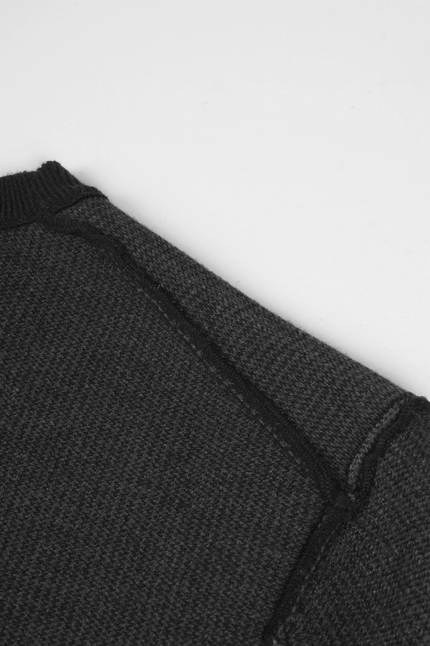 **소프트 워셔블 투톤 라운드 니트**는 부드러운 촉감의 니트 소재로 제작되어 편안한 착용감을 선사합니다. 봄, 가을에 어울리는 얇은 두께감과 레귤러핏으로 제작되었으며, 라운드넥 디자인으로 어떤 스타일에도 잘 어울립니다. 베이직한 디자인의 무지 패턴과 블랙 컬러는 미니멀, 클래식, 캐주얼 등 다양한 스타일을 연출하기 좋습니다. 출근룩이나 비즈니스 캐주얼에도 활용 가능한 실용적인 아이템입니다. 워셔블 기능으로 관리가 용이합니다.
