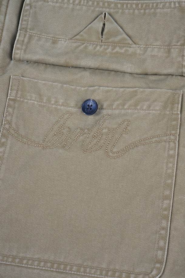 가먼트워싱 트윌 패딩 워크 재킷은 남성용 아우터로, 가을과 겨울에 따뜻하게 착용하기 좋습니다. 베이지 및 카키 두 가지 색상으로 출시되었으며, 캐주얼 및 워크웨어 스타일을 선호하는 분들께 추천합니다. 무지 패턴의 레귤러핏 디자인과 버튼 여밈 방식으로, 출근룩과 캠핑룩 모두에 활용 가능합니다. 트윌 소재에 가먼트워싱, 패딩, 포켓 디테일이 더해져 기능성과 디자인을 동시에 잡았으며, 긴 소매 기장과 두꺼운 두께감으로 보온성을 높였습니다.
