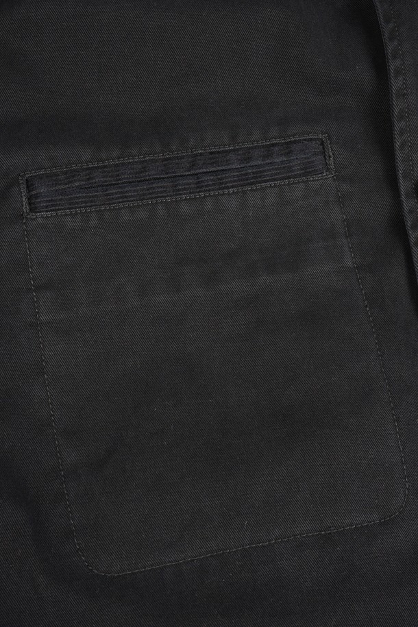 가먼트워싱 기법으로 제작된 블랙 컬러의 트윌 패딩 워크 재킷입니다. 잦은 착용에도 변형이 적은 튼튼한 트윌 소재에, 보온성을 높여주는 패딩 안감을 더해 가을과 겨울 시즌에 적합합니다. 레귤러핏으로 제작되어 편안한 착용감을 선사하며, 버튼 여밈 방식과 워크자켓 특유의 포켓 디테일이 돋보입니다. 출근룩은 물론 캐주얼, 워크웨어, 미니멀 스타일까지 소화 가능한 활용도 높은 아이템입니다.
