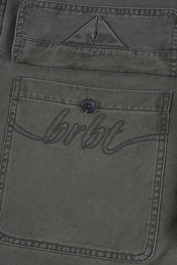 가먼트워싱 트윌 패딩 워크 재킷은 남성용 아우터로, 가을과 겨울에 따뜻하게 착용할 수 있습니다. 카키 및 올리브 컬러로 출시되었으며, 캐주얼과 밀리터리 스타일을 동시에 연출합니다. 뻣뻣한 촉감의 면 소재에 레귤러핏으로 제작되었으며, 무지 패턴에 버튼 여밈 방식과 워크 재킷 스타일을 갖췄습니다. 가먼트워싱, 패딩, 포켓 디테일이 특징이며, 출근룩과 캠핑룩, 캐주얼, 클래식, 워크웨어 스타일을 즐겨 입는 분들께 추천합니다.
