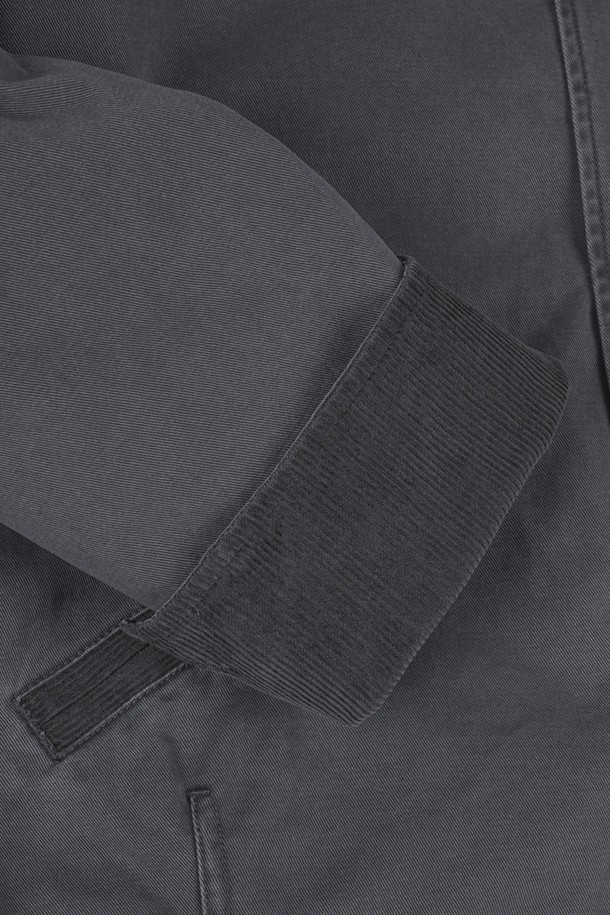 가먼트워싱 트윌 패딩 블루종 재킷은 남성용 아우터로, 캐주얼, 미니멀, 클래식 스타일을 아우릅니다. 가을과 겨울에 적합하며, 두꺼운 두께감으로 따뜻함을 제공합니다. 블루 컬러의 무지 디자인에 레귤러핏으로 제작되어 편안한 착용감을 선사하며, 집업 여밈 방식과 긴 소매 기장이 특징입니다. 가먼트워싱 기법을 통해 자연스러운 질감을 살린 트윌 소재의 패딩 재킷입니다.
