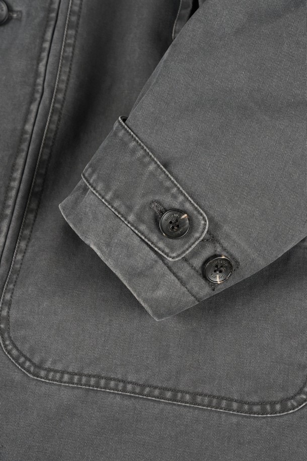 가먼트워싱 덕다운 패딩은 남성용 아우터로, 겨울철 캐주얼 스타일을 연출하기에 적합합니다. 톤 다운된 그레이 컬러와 무지 디자인으로 어떤 옷에도 쉽게 매치할 수 있습니다. 넉넉한 두께감의 덕다운 충전재가 뛰어난 보온성을 제공하며, 레귤러 핏으로 편안한 착용감을 선사합니다. 지퍼와 버튼으로 이중 여밈 처리되었으며, 후드와 지퍼 포켓, 가먼트워싱 디테일이 특징입니다. 긴 소매 기장과 레귤러 기장으로 제작되었으며, 미니멀하고 클래식한 스타일을 선호하는 분들께 추천합니다.
