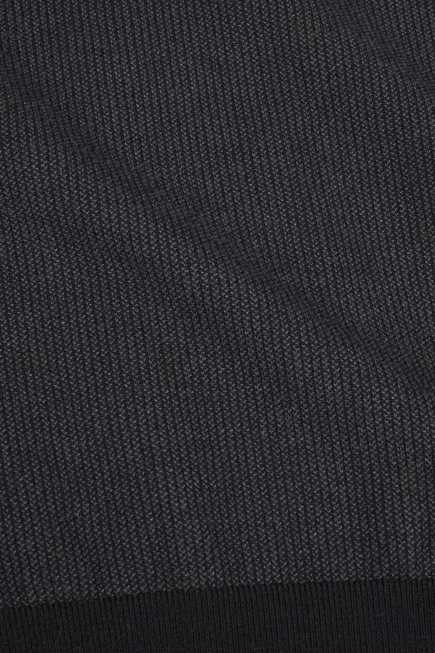 부드러운 촉감의 소프트 워셔블 투톤 카라 니트입니다. 베이직하고 미니멀한 스타일로, 봄, 가을에 활용하기 좋습니다. 블랙과 그레이 두 가지 색상으로 출시되어, 일상복으로 편안하게 착용할 수 있습니다. 레귤러 핏에 긴소매 기장으로 제작되었으며, 워셔블 기능으로 관리가 용이합니다. 캐주얼, 클래식 등 다양한 스타일 연출에 활용 가능한 아이템입니다.
