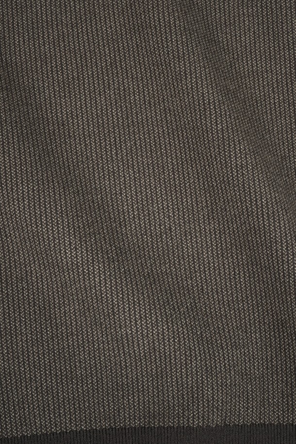 **소프트 워셔블 투톤 카라 니트**는 남성을 위한 캐주얼 및 베이직 스타일의 긴소매 니트입니다. 가을과 겨울에 적합하며, 부드러운 촉감의 니트 소재로 제작되었습니다. 중간 두께의 레귤러핏으로, 브라운과 그레이 투톤 컬러가 세련된 디자인을 연출합니다. 워셔블 기능으로 편안하게 관리할 수 있으며, 카라 디테일이 클래식한 무드를 더합니다.
