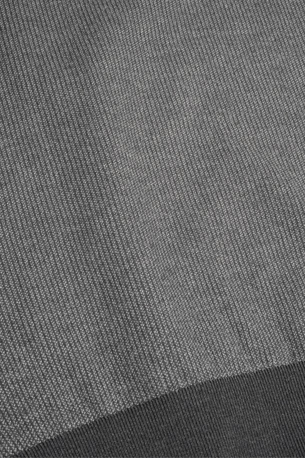 부드러운 촉감의 소프트 워셔블 투톤 카라 니트입니다. 베이직하고 캐주얼한 스타일로, 봄, 가을 간절기에 활용하기 좋습니다. 그레이와 블랙 두 가지 색상으로 출시되어, 어떤 옷에도 쉽게 매치할 수 있습니다. 레귤러 핏에 긴 소매 기장으로 제작되었으며, 워셔블 기능으로 편안하게 관리할 수 있습니다. 캐주얼, 미니멀, 클래식 스타일을 즐겨 입는 분들께 추천합니다.
