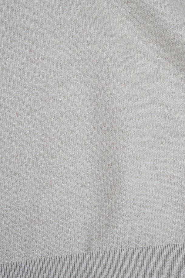 부드러운 촉감의 소프트 워셔블 투톤 카라 니트입니다. 베이직하고 캐주얼한 스타일로, 봄, 가을에 레귤러 기장으로 편안하게 착용하기 좋습니다. 무지 디자인에 그레이 컬러로 어떤 스타일에도 매치하기 용이하며, 출근룩과 데이트룩에 모두 잘 어울립니다. 워셔블 기능으로 관리가 용이하며, 미니멀, 클래식 스타일을 선호하는 분들께 추천합니다. 긴 소매 기장의 레귤러핏 니트입니다.
