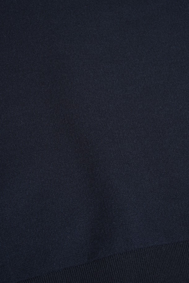 **소프트 워셔블 투톤 카라 니트**는 부드러운 촉감의 워셔블 니트 소재로 제작되어 봄, 가을 간절기에 활용하기 좋은 제품입니다. 베이직하고 캐주얼한 스타일로, 레귤러 핏에 카라넥 디자인이 특징이며, 네이비 컬러의 무지 패턴으로 다양한 룩에 매치하기 용이합니다. 긴 소매 기장으로 포멀한 출근룩이나 비즈니스 캐주얼 스타일에도 적합하며, 캐주얼, 클래식, 미니멀 스타일을 즐겨 입는 분들께 추천합니다. 투톤 디자인으로 은은한 포인트를 더하여 세련된 분위기를 연출합니다.
