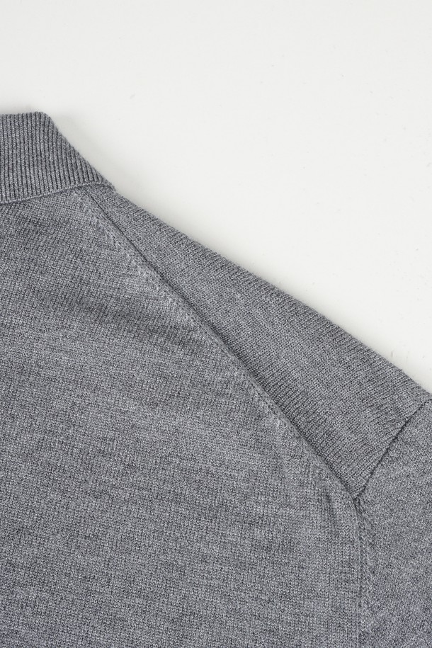 부드러운 촉감의 소프트 워셔블 카라 가디건입니다. 베이직하고 캐주얼한 스타일로, 봄, 가을에 활용하기 좋습니다. 레귤러핏에 긴 소매 기장으로 제작되었으며, 무지 디자인과 그레이 컬러로 어떤 옷에도 쉽게 매치할 수 있습니다. 버튼 여밈 방식과 포켓 디테일이 있으며, 출근룩이나 비즈니스 캐주얼에도 잘 어울립니다. 니트 소재로 제작되어 편안하게 착용할 수 있습니다.
