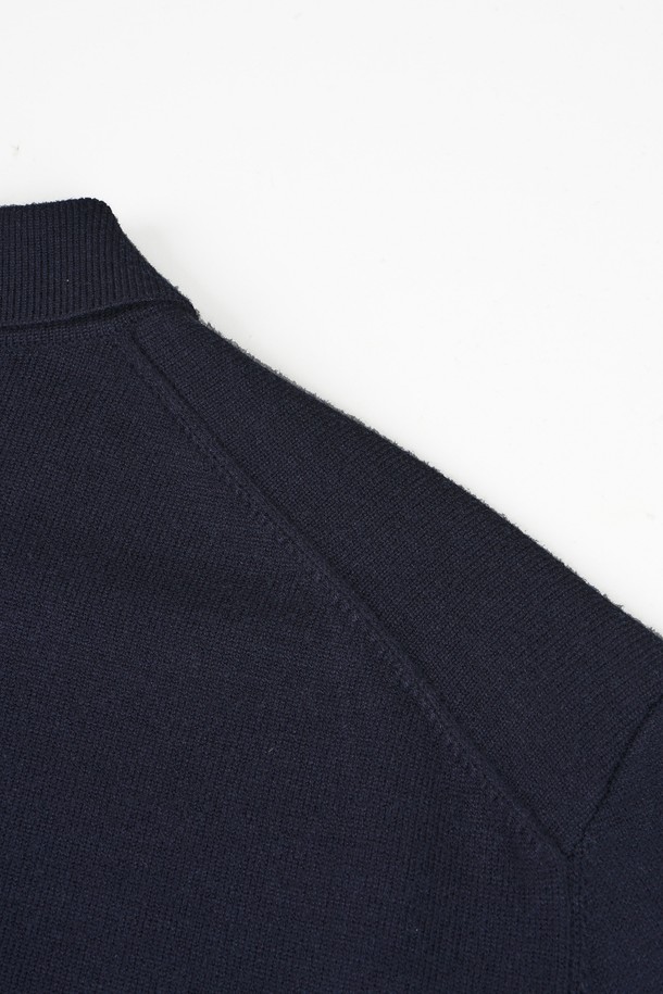 **소프트 워셔블 카라 가디건**은 부드러운 촉감의 니트 소재로 제작되어 편안한 착용감을 선사합니다. 차분하고 세련된 네이비 컬러에 베이직하고 클래식한 디자인으로 **출근룩, 오피스룩, 데이트룩** 등 다양한 TPO에 활용 가능합니다. 봄, 가을 간절기에 활용하기 좋은 얇은 두께의 긴 소매 **레귤러핏** 가디건이며, **워셔블** 기능으로 관리가 용이합니다. 카라 디자인과 버튼 디테일이 돋보이며, **클래식, 미니멀, 캐주얼** 스타일을 즐겨 입는 여성분들께 추천합니다.
