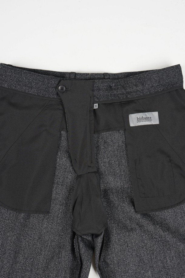 세련된 데님 이펙트의 남성용 '데님 이펙트 원턱 C.L핏 셋업 팬츠'입니다. 캐주얼부터 미니멀, 클래식 스타일까지 소화 가능한 활용도 높은 아이템입니다. 봄, 가을 시즌에 적합하며, 차분한 그레이 컬러와 레귤러핏으로 편안한 착용감을 선사합니다. 출근룩과 비즈니스 캐주얼에도 잘 어울리는 세련된 디자인으로, 원턱 디테일이 돋보입니다. 데님 소재 특유의 멋스러움과 무지 패턴으로 어떤 상의와도 쉽게 매치할 수 있습니다.
