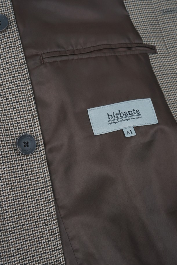 세련된 남성미를 더하는 레더 카라 블루종 재킷입니다. 그레이와 블랙 두 가지 색상으로 출시되어 어떤 스타일에도 쉽게 매치할 수 있습니다. 뻣뻣한 촉감의 가죽 소재와 두꺼운 두께감으로 제작되어, 봄, 가을 간절기에 따뜻하면서도 시크한 분위기를 연출합니다. 캐주얼, 클래식, 미니멀 스타일을 아우르며, 출근룩, 모임룩, 데이트룩 등 다양한 TPO에 활용 가능합니다. 버튼 여밈 방식, 레귤러핏 디자인, 카라 디테일이 돋보이는 긴소매 블루종으로, 당신의 옷장에 특별함을 더해줄 것입니다.
