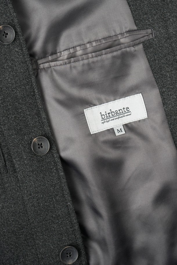 **레더 카라 블루종 재킷**은 남성용 아우터로, 가을과 겨울에 착용하기 좋은 두꺼운 두께감의 블랙 컬러 자켓입니다. 클래식하고 캐주얼한 스타일을 동시에 연출하며, 무지 패턴에 레귤러 핏으로 제작되었습니다. 가죽 또는 인조가죽 소재를 사용하여 뻣뻣한 촉감을 주며, 카라 디테일과 긴 소매 기장이 특징입니다. 버튼 여밈 방식을 갖춘 블루종 타입의 자켓으로, 출근룩, 모임룩, 데이트룩 등 다양한 TPO에 활용 가능합니다.
