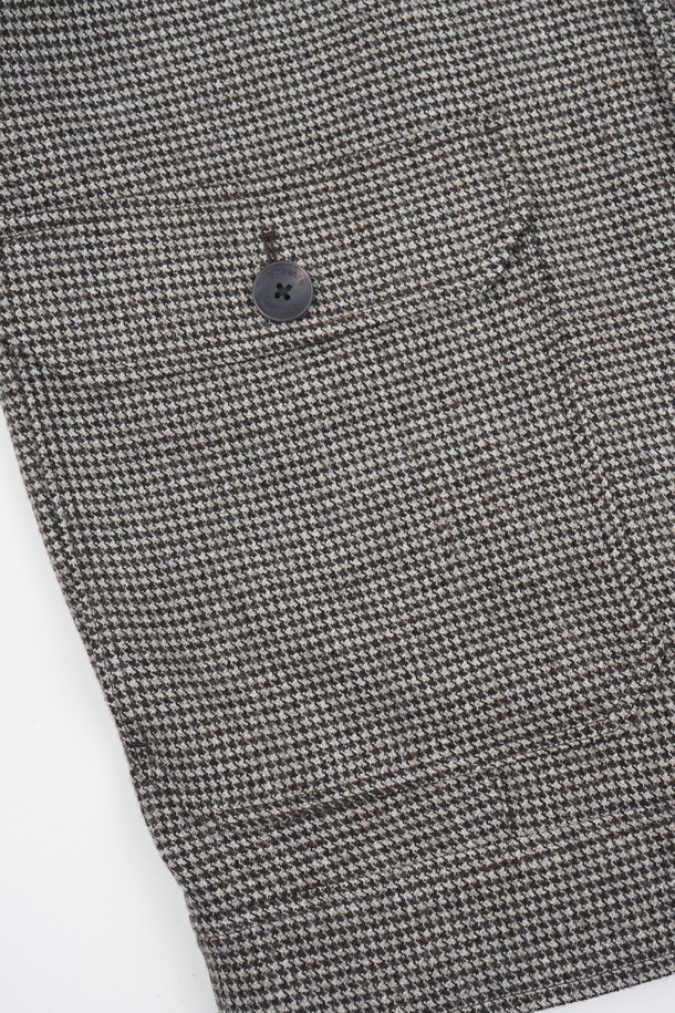 헤리티지 하운드투스 블루종 재킷은 가을과 겨울, 당신의 품격을 높여줄 남성용 아우터입니다. 톤 다운된 그레이 컬러와 클래식한 하운드투스 패턴이 세련된 인상을 주며, 레귤러 핏으로 제작되어 편안한 착용감을 선사합니다. 울 소재의 두꺼운 두께감으로 보온성을 높였으며, 뻣뻣한 촉감이 고급스러운 분위기를 더합니다. 버튼 여밈 방식과 플랩 포켓 디테일이 돋보이는 블루종 스타일로, 출근룩, 비즈니스 캐주얼, 모임룩 등 다양한 TPO에 활용 가능합니다.
