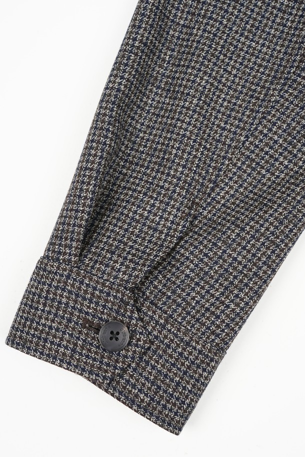 헤리티지 하운드투스 블루종 재킷은 남성용 아우터로, 가을과 겨울에 착용하기 좋습니다. 클래식한 무드의 그레이 컬러 하운드투스 패턴이 돋보이며, 울 소재로 제작되어 두꺼운 두께감과 뻣뻣한 촉감을 선사합니다. 싱글 버튼 여밈과 크롭 기장의 레귤러핏 디자인으로, 출근룩, 비즈니스 캐주얼, 모임룩 등 다양한 TPO에 활용 가능합니다. 미니멀하고 시크한 스타일을 연출하기에 적합하며, 포켓 디테일이 특징입니다.
