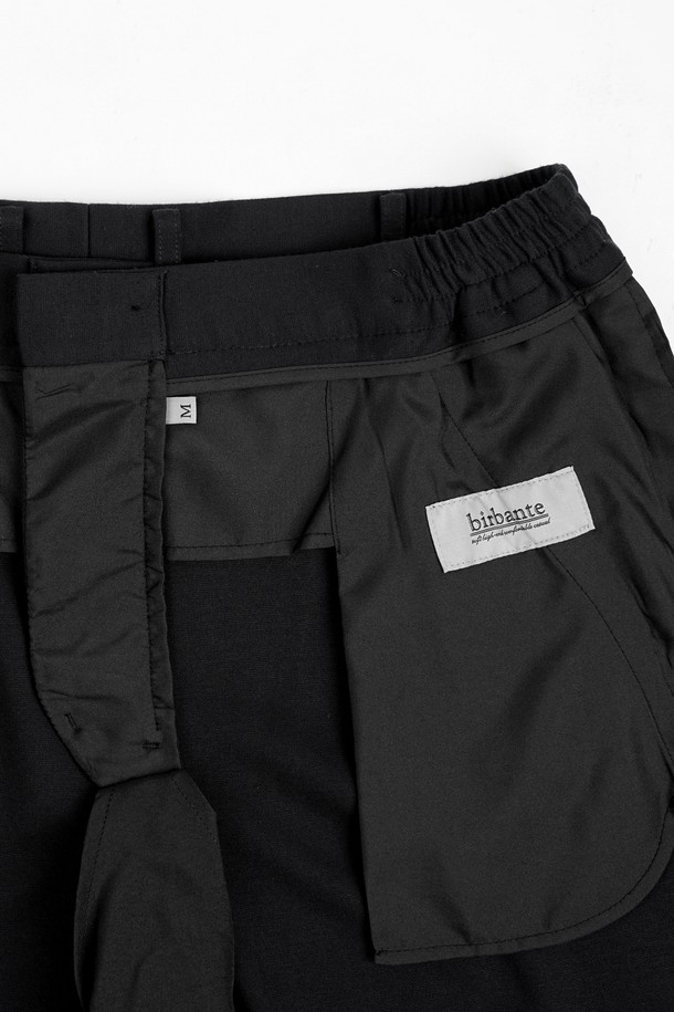 컴포트 스트레치 C.L핏 셋업 슬랙스는 베이직하고 클래식한 스타일을 추구하는 남성 고객을 위한 슬랙스입니다. 사계절 모두 착용 가능하며, 일상복, 오피스룩, 비즈니스 캐주얼, 출근룩 등 다양한 TPO에 활용할 수 있습니다. 부드러운 촉감의 폴리에스테르 소재로 제작되었으며, 레귤러핏 디자인으로 편안한 착용감을 제공합니다. 스트레치 기능이 더해져 활동성을 높였으며, 블랙 컬러의 무지 디자인으로 미니멀하고 시크한 스타일을 연출할 수 있습니다. 
