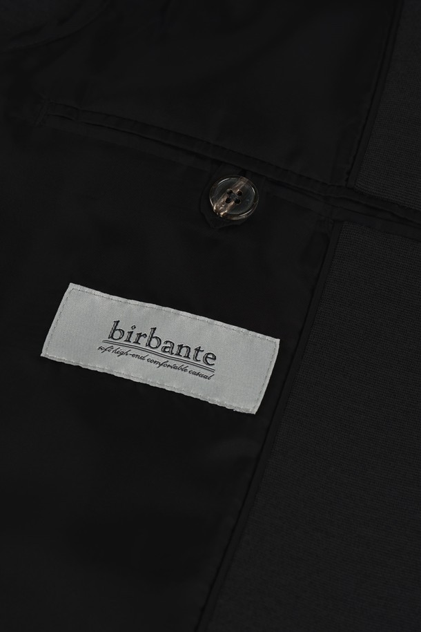 컴포트 스트레치 셋업 블레이저 재킷은 남녀 모두 착용 가능한 블랙 컬러의 블레이저입니다. 봄, 가을에 적합하며, 일상과 오피스룩 모두 소화 가능한 활용도가 높은 아이템입니다. 클래식하고 미니멀한 스타일을 추구하는 분들께 추천하며, 부드러운 촉감의 폴리에스테르와 스판덱스 혼방 소재로 제작되어 편안한 착용감을 선사합니다. 셋업으로 구성되어 있어 간편하게 스타일링할 수 있으며, 싱글 버튼, 레귤러 기장, 컴포트 핏으로 디자인되었습니다.
