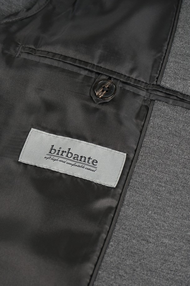 그레이 컬러의 컴포트 스트레치 셋업 블레이저 재킷입니다. 폴리에스테르와 스판덱스 혼방 소재로 제작되어 부드러운 촉감과 편안한 착용감을 제공합니다. 봄, 가을 시즌에 적합하며, 일상 및 오피스룩, 비즈니스 캐주얼, 출근룩 등 다양한 TPO에 활용할 수 있습니다. 클래식하고 베이직한 스타일에 컴포트 핏, 싱글 버튼 여밈, 레귤러 기장으로 디자인되었습니다. 스트레치 기능이 더해져 활동성을 높인 남성용 블레이저입니다.
