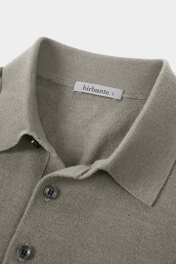 **워셔블 코튼 포켓 카라 니트**는 부드러운 촉감의 면 소재로 제작되어 편안한 착용감을 선사합니다. 베이직하고 캐주얼한 스타일로, 일상에서 폭넓게 활용하기 좋습니다. 레귤러 핏에 긴 소매 기장, 카라넥 디자인으로 깔끔한 느낌을 주며, 실용적인 포켓 디테일이 돋보입니다. 봄, 가을 간절기에 활용하기 좋으며, 관리가 용이한 워셔블 기능으로 실용성을 더했습니다. 차분한 그레이 컬러로 다양한 하의와 매치하여 미니멀하고 클래식한 스타일을 연출해보세요.
