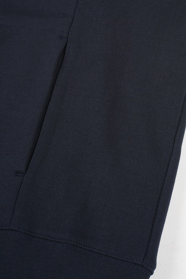 부드러운 면 소재로 제작되어 편안한 착용감을 선사하는 네이비 컬러의 브이넥 스웨트 가디건입니다. 베이직하고 캐주얼한 스타일로, 봄, 가을 간절기에 활용하기 좋습니다. 레귤러 핏에 긴 소매 기장으로, 출근룩이나 데이트룩 어디든 잘 어울립니다. 버튼 여밈 방식과 포켓 디테일이 실용성을 더하며, 미니멀, 클래식 스타일을 선호하는 분들께 추천합니다. 
