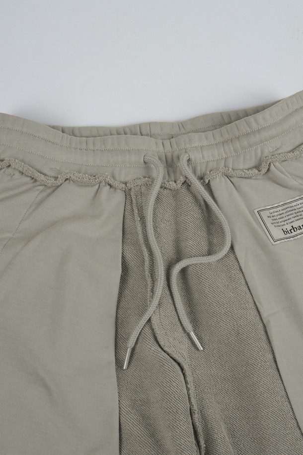 C.L핏 원턱 스웨트 팬츠는 편안한 착용감과 스타일리시함을 동시에 잡은 공용 스웨트 팬츠입니다. 부드러운 면 소재로 제작되어 쾌적한 착용감을 선사하며, 레귤러핏으로 누구나 부담 없이 즐길 수 있습니다. 카키, 올리브 두 가지의 베이직한 컬러로 출시되어 다양한 상의와 매치하기 용이합니다. 봄, 가을 시즌에 산책룩, 집콕룩 등 캐주얼하고 미니멀한 스타일을 연출하기 좋습니다. 허리 밴딩과 원턱 디테일로 편안함과 활동성을 더했습니다.
