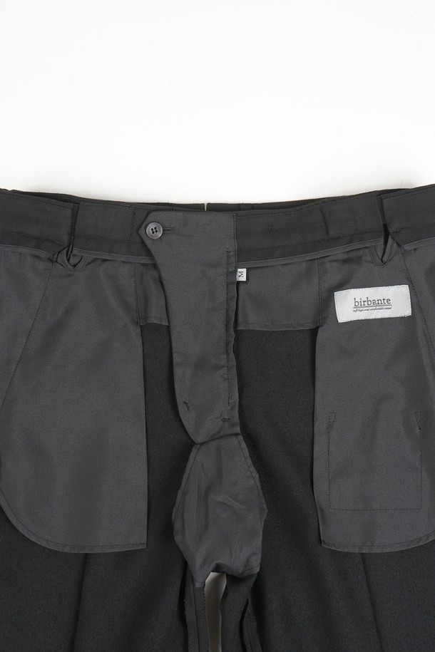 **웜 스판 S.L핏 히든 밴딩 슬랙스**는 남성용 슬랙스로, 미니멀하고 시크한 스타일을 연출합니다. 얇고 부드러운 웜스판 소재로 제작되어 봄, 가을에 편안하게 착용 가능하며, 슬림핏 디자인으로 깔끔한 실루엣을 선사합니다. 히든 밴딩 처리로 허리 부분의 편안함을 더했으며, 무지 패턴으로 어떤 상의와도 매치하기 용이합니다. 오피스룩, 비즈니스 캐주얼, 데이트룩 등 다양한 TPO에 활용할 수 있는 실용적인 아이템입니다.
