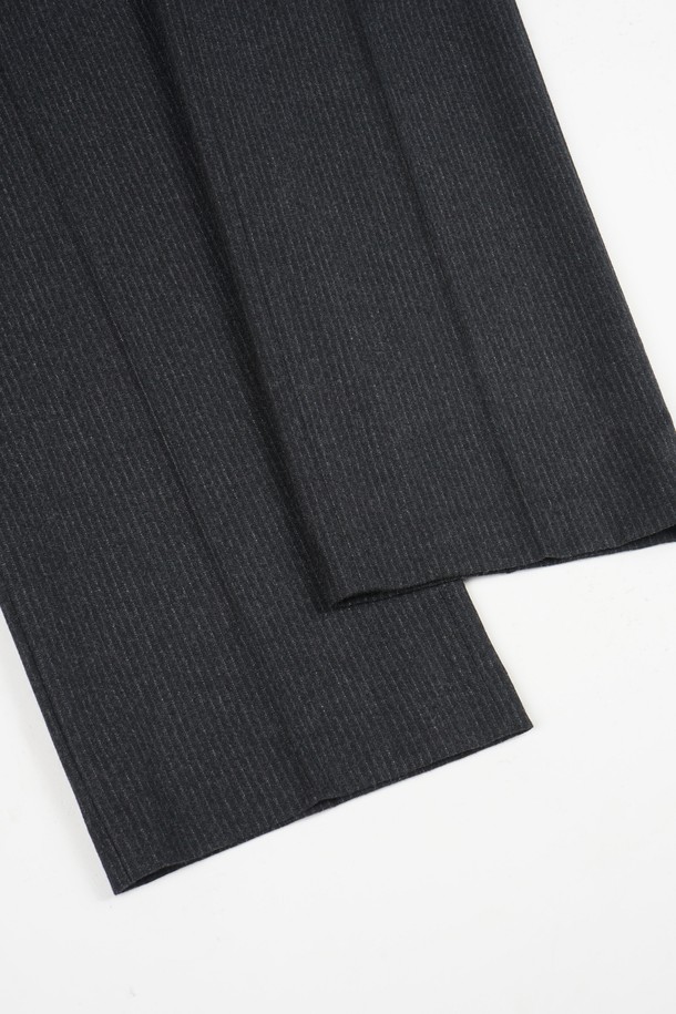 부드러운 촉감의 웜 스판 소재로 제작되어 편안한 착용감을 선사하는 남성용 슬랙스입니다. 베이직하고 미니멀한 디자인으로 다양한 스타일 연출에 활용하기 좋습니다. 히든 밴딩 디테일로 허리 부분의 편안함을 더했으며, 슬림핏으로 깔끔한 실루엣을 연출합니다. 차콜그레이 컬러와 얇은 두께감으로 봄, 가을철에 활용하기 좋으며, 출근룩이나 비즈니스 캐주얼 스타일, 미니멀, 클래식, 캐주얼 스타일 모두 소화 가능합니다. 긴 기장으로 어떤 신발에도 잘 어울립니다.
