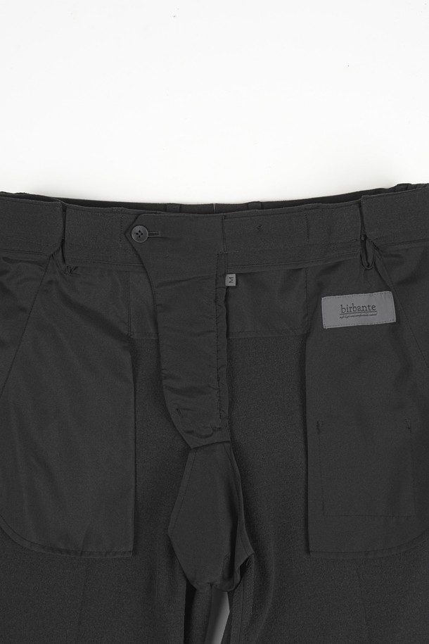 부드러운 촉감의 웜 스판 소재로 제작된 남성용 S.L핏 히든 밴딩 슬랙스입니다. 베이직하고 미니멀한 스타일로, 일상 및 캐주얼 룩에 활용하기 좋습니다. 블랙과 차콜 두 가지 색상으로 출시되어 다양한 상의와 매치하기 용이합니다. 봄, 가을, 겨울 세 계절 모두 착용 가능하며, 출근룩, 오피스룩, 비즈니스 캐주얼 등 TPO에 맞춰 클래식, 미니멀, 시크한 스타일을 연출할 수 있습니다. 슬림핏 디자인에 히든 밴딩 처리로 편안함과 세련된 핏을 동시에 잡았습니다.
